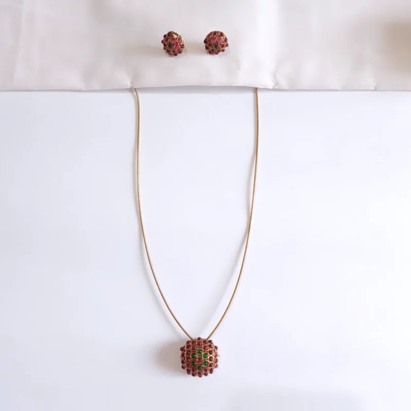 Invisible-Necklace-Set-with-Kemp-Green-Ruby-Pendant