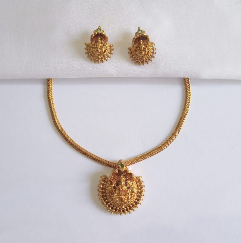 Traditional-South-Indian-Lakshmi-Pendant-Necklace-Set