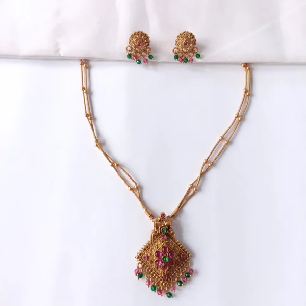Non-Idol-Rhombus-Floral-Pendant-Necklace-Set-with-Kemp-Stones