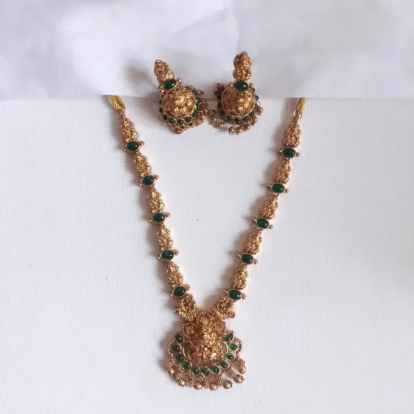 Traditional-South-Indian-Temple-Pota-Green-Stone-Queen-Necklace-Set