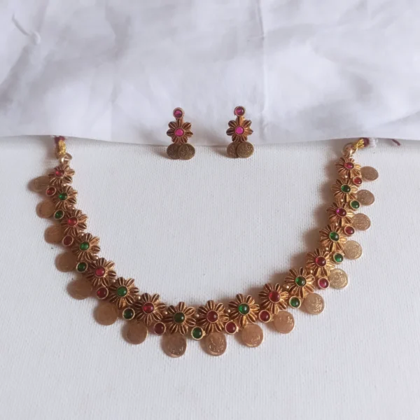 Traditional-Ishwari-Floral-Kashi-Short-Neckpiece-With-Earring