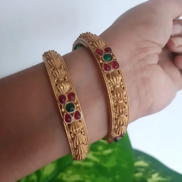 Non-Idol-Design-Matt-Finish-Kempu-Stone-Bangles